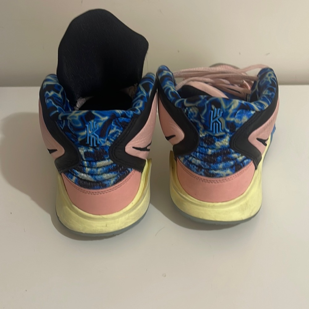 Basketball shoes - Picture 2 of 3